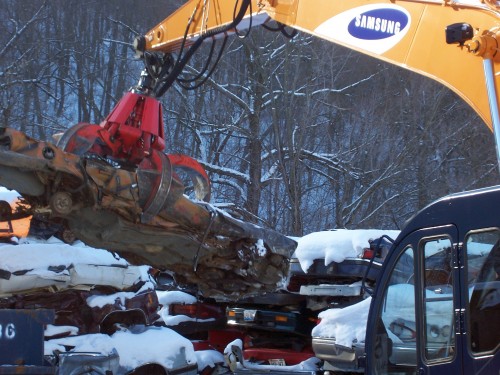 hydraulic scrap grapple moves scrap wood