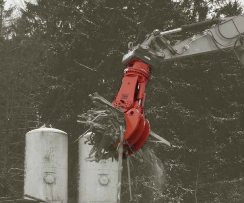 HG Handling And Sorting Grapple carrying scrap waste