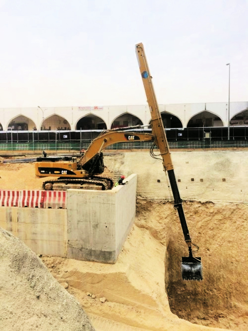cat excavator digging deep pit using telidipper telescopic arm attachment