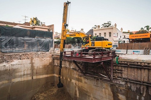 kumatsu excavator doing deep excavation using teledipper telescopic arm with clamshell
